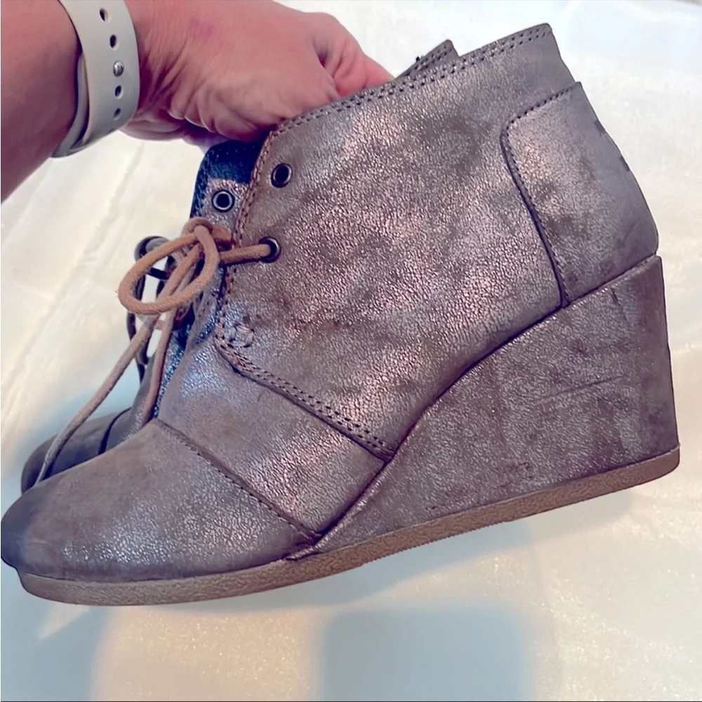 Final price drop❌TOMS Metallic taupe wedge ankle booties